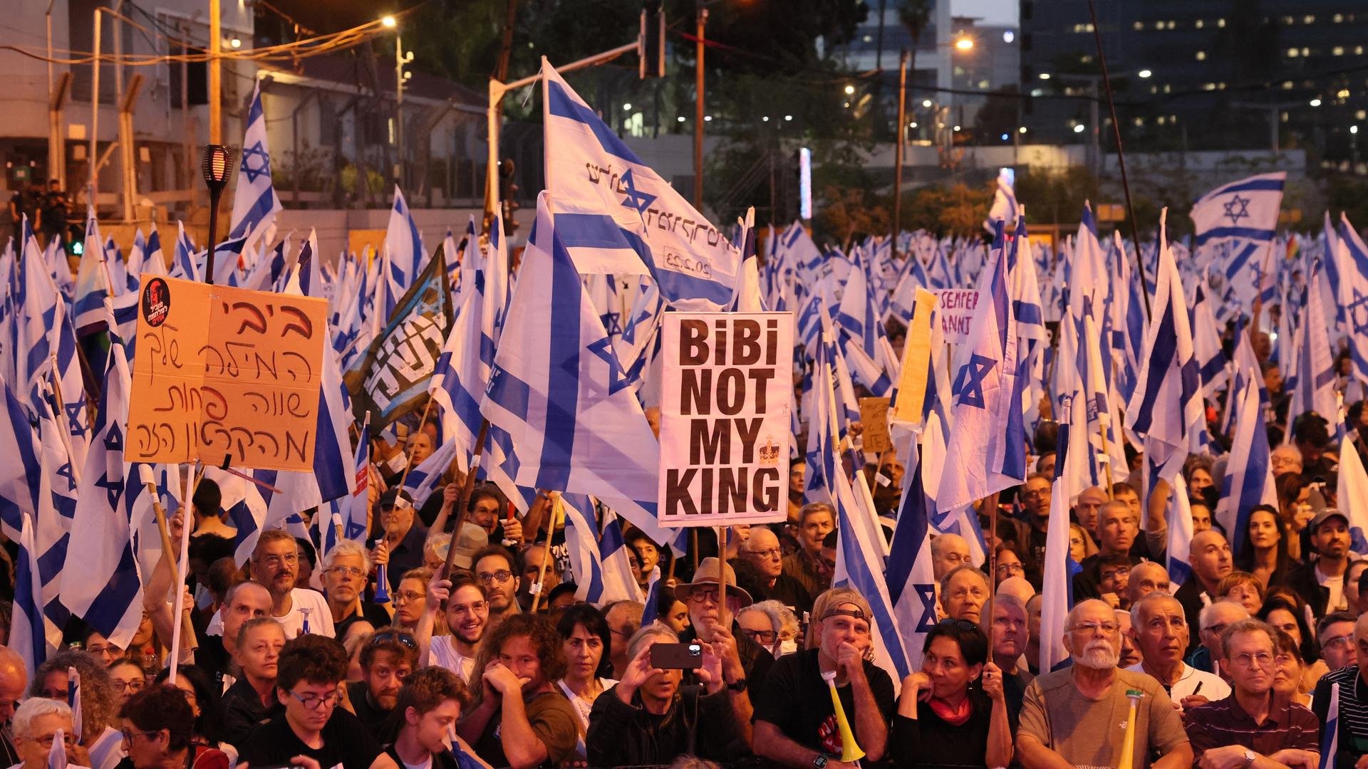 Demonstranten stehen eng beeinander und halten Plakate hoch. Darauf steht übersetzt "Bibi ist nicht mein König".