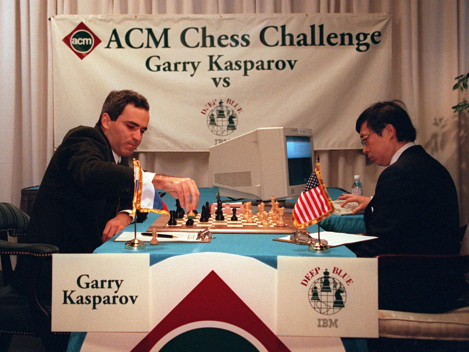 Mensch gegen Maschine: Schachweltmeister Garri Kasparow (l) macht am 10.2.1996 in Philadelphia einen Zug gegen den IBM-Schachcomputer "Deep Blue", während Feng-hsiung Hsu (r), der den Computer entwickelt hat, das Spiel beobachtet. 