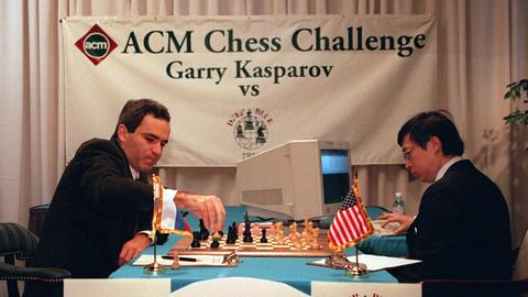 Mensch gegen Maschine: Schachweltmeister Garri Kasparow (l) macht am 10.2.1996 in Philadelphia einen Zug gegen den IBM-Schachcomputer "Deep Blue", während Feng-hsiung Hsu (r), der den Computer entwickelt hat, das Spiel beobachtet. 