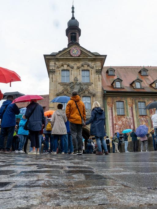 Tag des offenen Denkmals: Zahlreiche Menschen stehen mit Regenschirmen vor dem Alten Rathaus in Bamberg. Tag des offenen Denkmals: Zahlreiche Menschen stehen mit Regenschirmen vor dem Alten Rathaus in Bamberg.