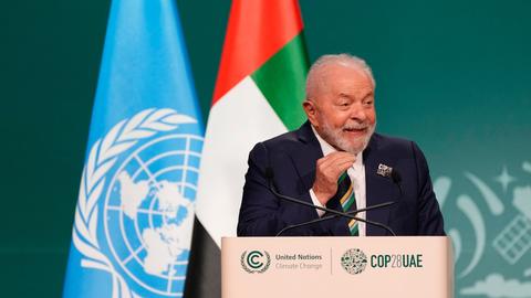 Brasiliens Präsident Lula steht hinter einem Rednerpult auf der Weltklimakonferenz in Dubai.