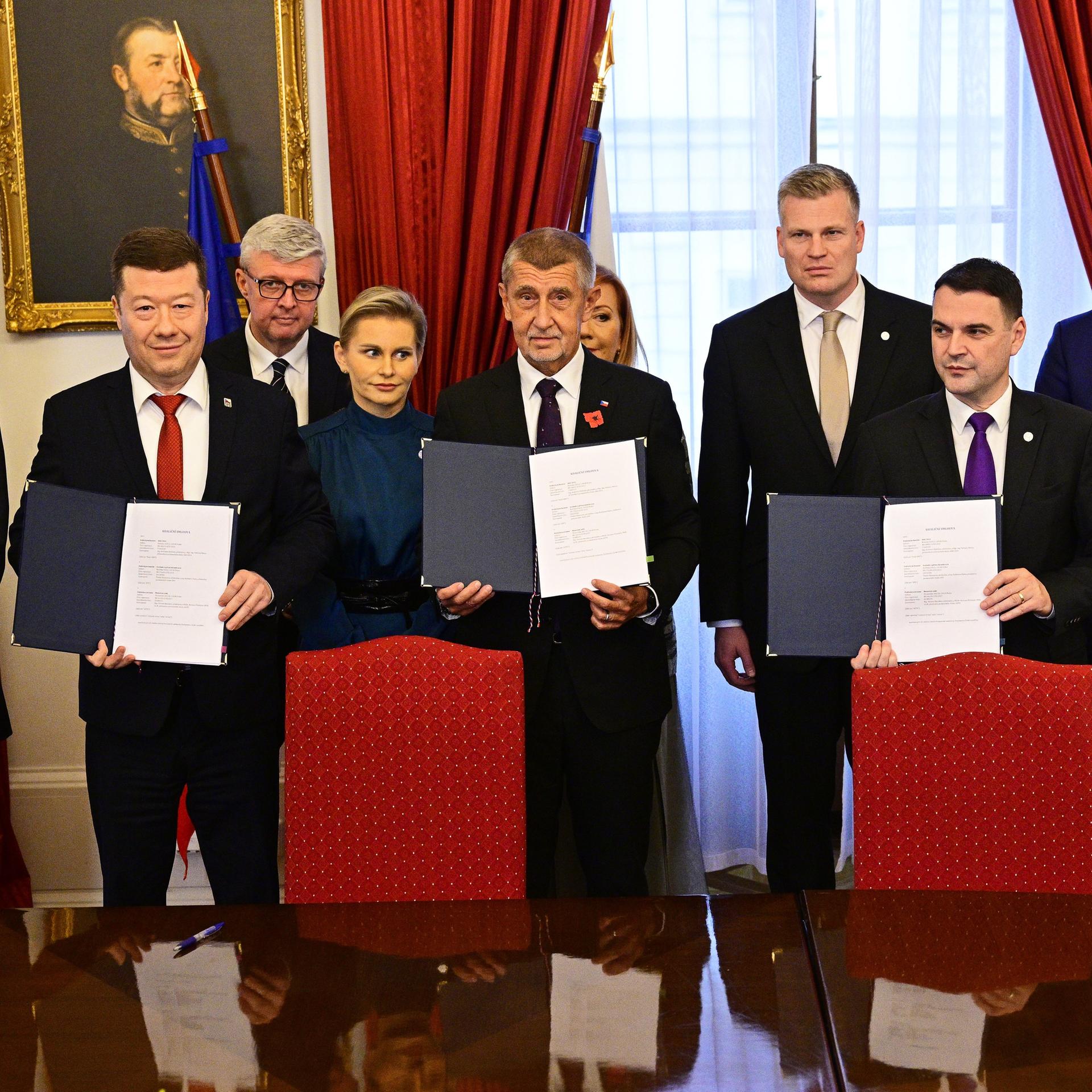 Prag: Andrej Babis (M), tschechischer Milliardär und Gründer der Partei ANO, stellt mit den Vorsitzenden der ultrarechten Freiheit und direkte Demokratie (SPD) und der Autofahrerpartei Motoristen einen Koalitionsvertrag nach der Unterzeichnung in der tschechischen Hauptstadt vor.