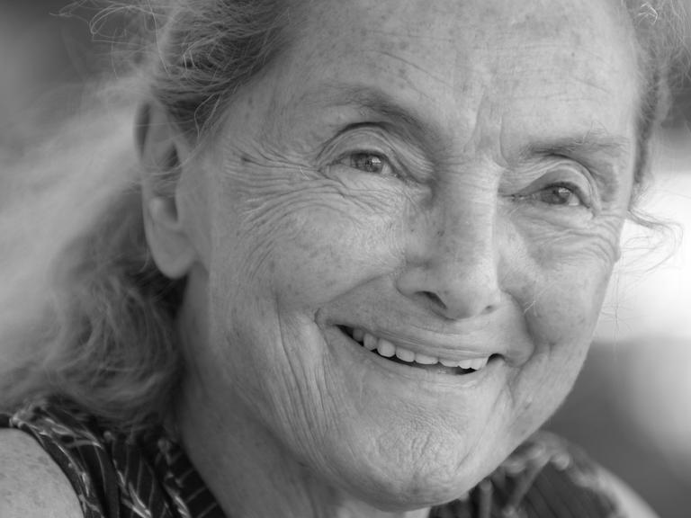 Die österreichische Schauspielerin Erni Mangold während eines Interviews im Jahr 2014. Die österreichische Schauspielerin Erni Mangold während eines Interviews im Jahr 2014.