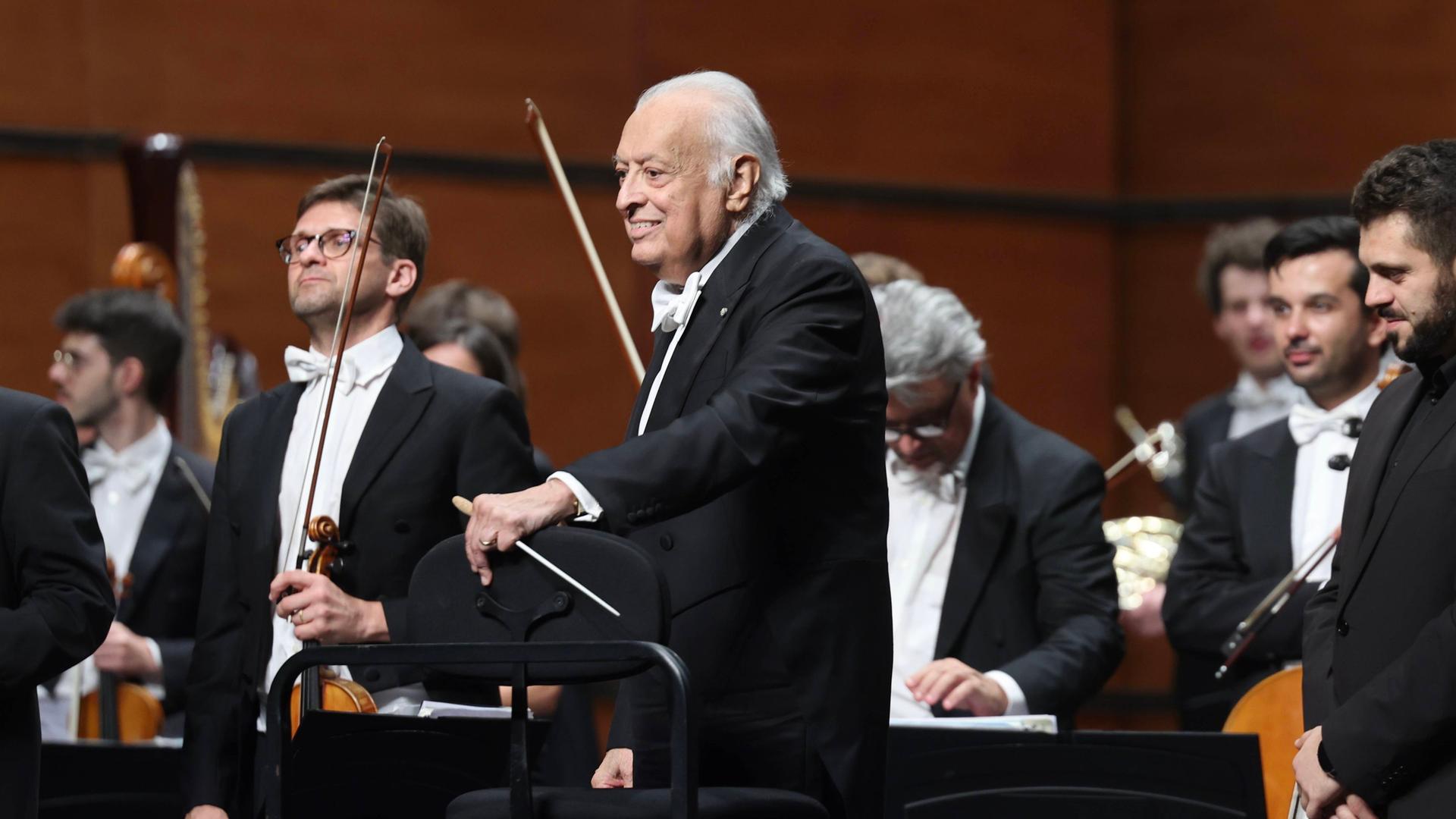 Zubin Mehta dirigiert ein Sinfoniekonzert im Chongqing Grand Theater im Südwesten Chinas.