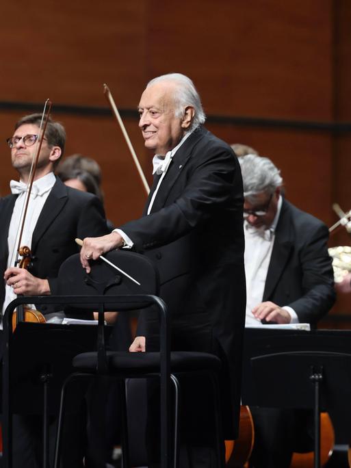 Zubin Mehta dirigiert ein Sinfoniekonzert im Chongqing Grand Theater im Südwesten Chinas.