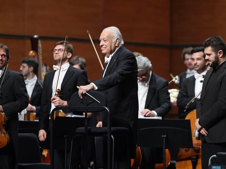 Zubin Mehta dirigiert ein Sinfoniekonzert im Chongqing Grand Theater im Südwesten Chinas.