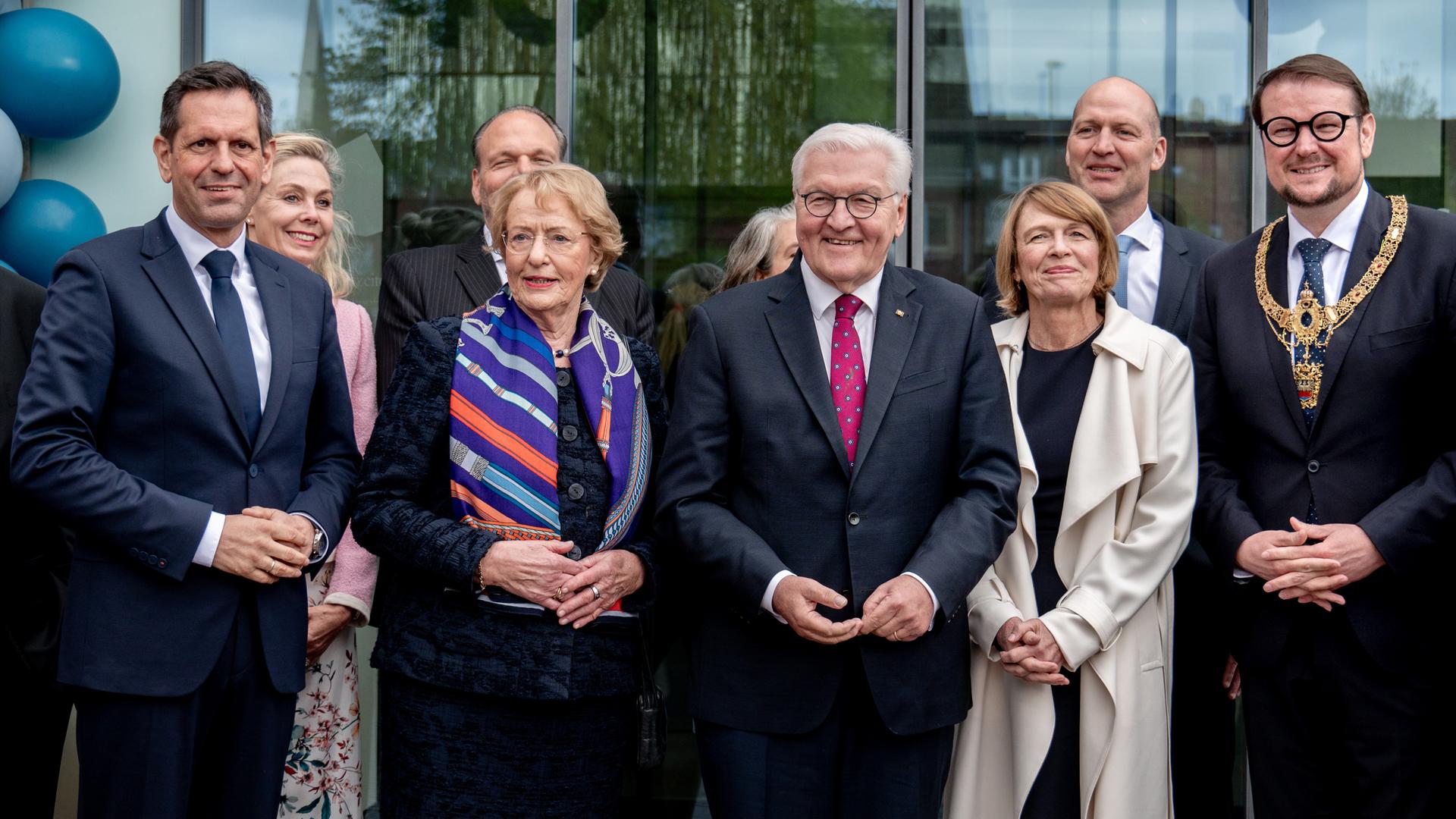 Von links: Olaf Lies (SPD), Ministerpräsident in Niedersachsen, Eske Nannen, Gründerin der Kunsthalle, Bundespräsident Frank-Walter Steinmeier und seine Frau Elke Büdenbender sowie Tim Kruithoff (parteilos), Oberbürgermeister von Emden. 