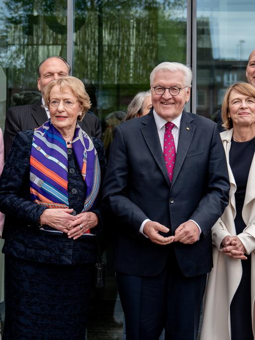 Von links: Olaf Lies (SPD), Ministerpräsident in Niedersachsen, Eske Nannen, Gründerin der Kunsthalle, Bundespräsident Frank-Walter Steinmeier und seine Frau Elke Büdenbender sowie Tim Kruithoff (parteilos), Oberbürgermeister von Emden. 