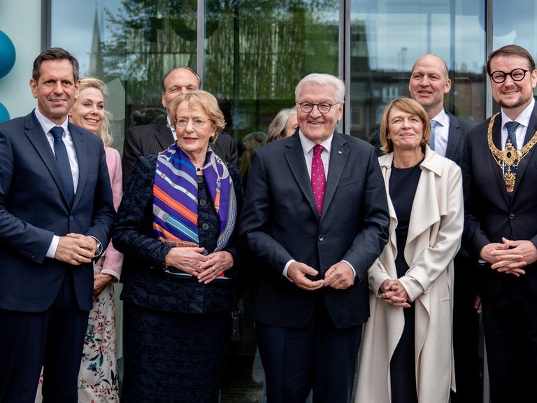 Von links: Olaf Lies (SPD), Ministerpräsident in Niedersachsen, Eske Nannen, Gründerin der Kunsthalle, Bundespräsident Frank-Walter Steinmeier und seine Frau Elke Büdenbender sowie Tim Kruithoff (parteilos), Oberbürgermeister von Emden. 