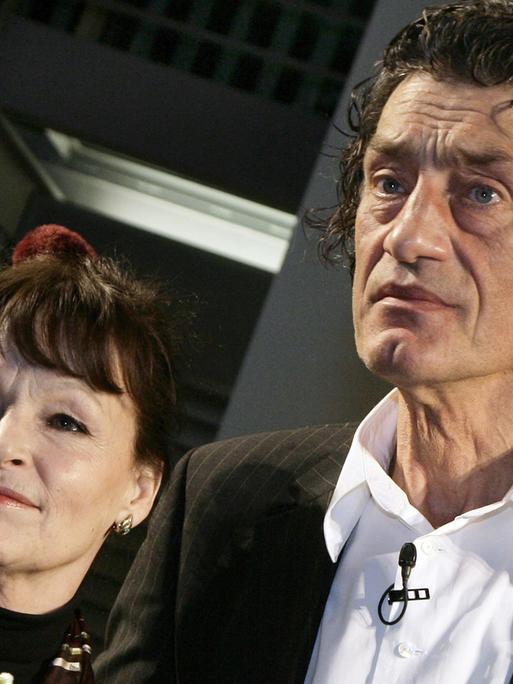 Die Schauspieler Angelica Domröse und Winfried Glatzeder, bekannt durch den DDR-Kultfilm "Die Legende von Paul und Paula" von 1973 - hier 2008 bei einer Signierstunde in Berlin Die Schauspieler Angelica Domröse und Winfried Glatzeder, bekannt durch den DDR-Kultfilm "Die Legende von Paul und Paula" von 1973 - hier 2008 bei einer Signierstunde in Berlin