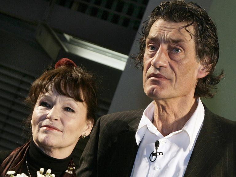 Die Schauspieler Angelica Domröse und Winfried Glatzeder, bekannt durch den DDR-Kultfilm "Die Legende von Paul und Paula" von 1973 - hier 2008 bei einer Signierstunde in Berlin Die Schauspieler Angelica Domröse und Winfried Glatzeder, bekannt durch den DDR-Kultfilm "Die Legende von Paul und Paula" von 1973 - hier 2008 bei einer Signierstunde in Berlin