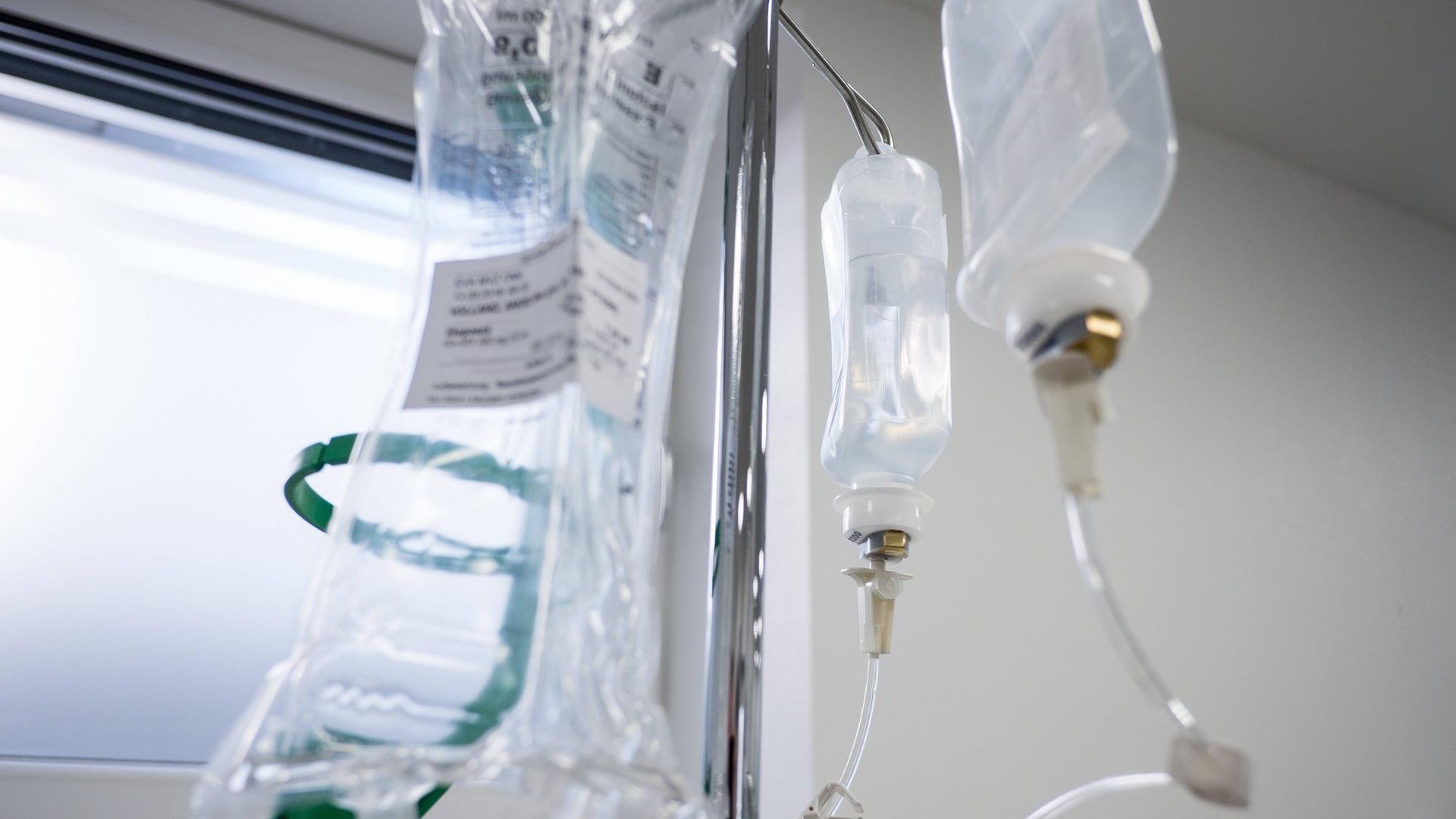 Infusionen für eine Chemotherapie hängen an einem Ständer.