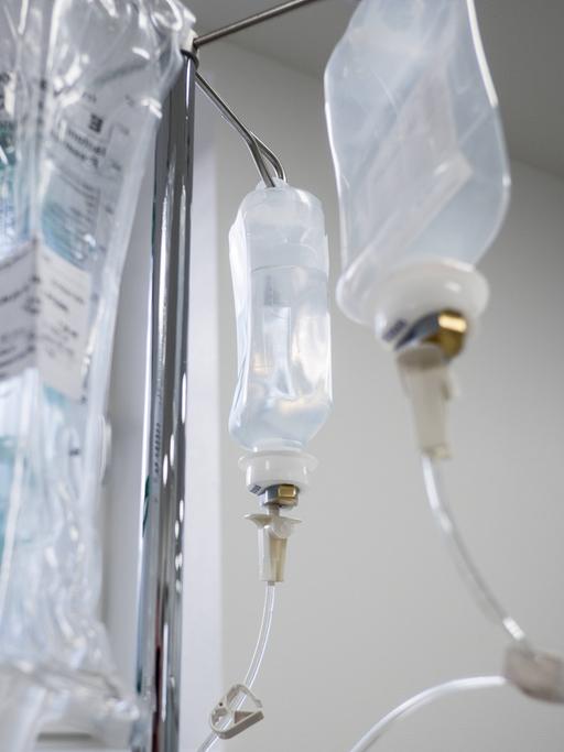 Infusionen für eine Chemotherapie hängen an einem Ständer.