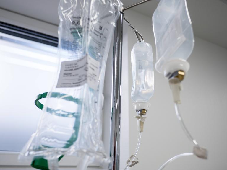 Infusionen für eine Chemotherapie hängen an einem Ständer.