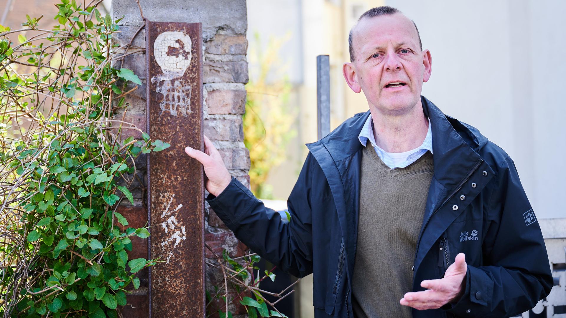 Axel Klausmeier, Direktor der Stiftung Berliner Mauer spricht, während er ein Fragment eines Pfostens der ehemaligen Berliner Mauer zeigt. 