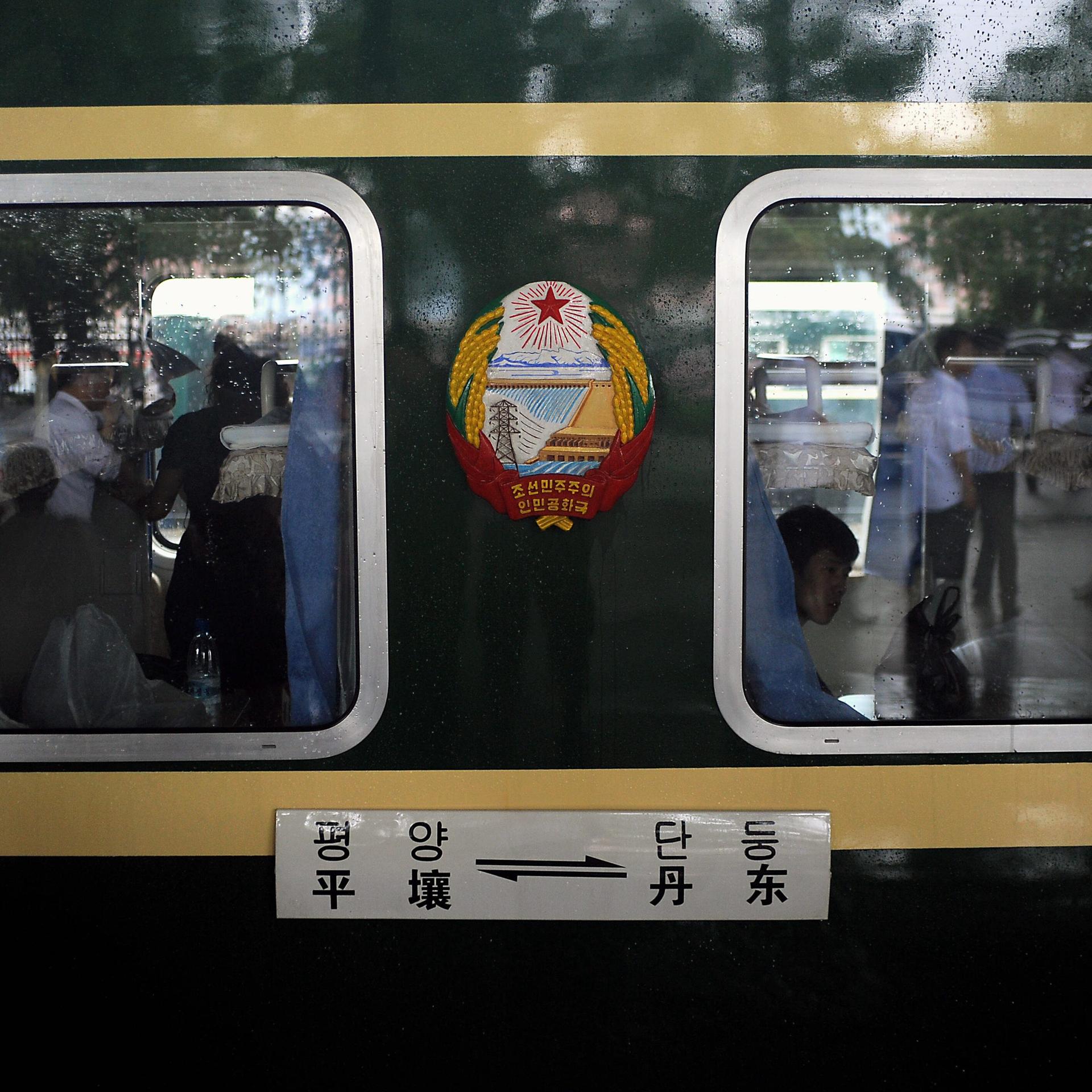 Auf dem Bahnhof in Pjöngjang steht ein wartender Zug, der bis an die chinesische Grenze und anschließend weiter nach Peking fährt.