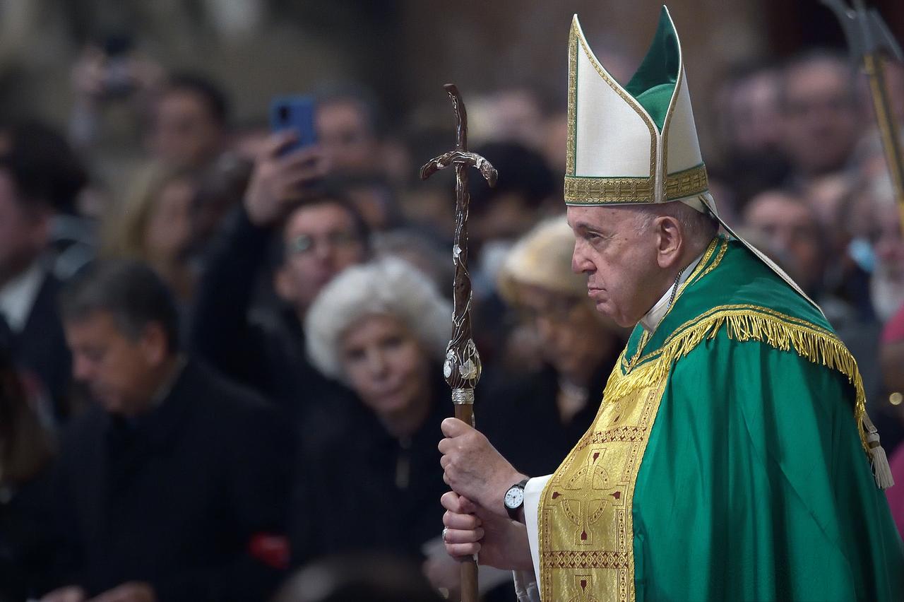 Papst Franziskus zelebriert eine Messe 