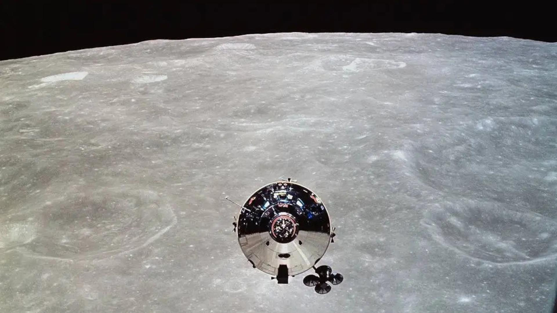 Das Kommandomodul von Apollo 10 in der Mondumlaufbahn – aufgenommen von der Besatzung der Landefähre Snoopy. 