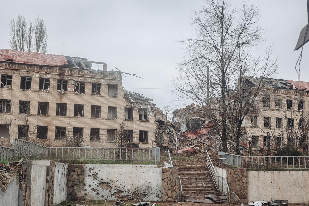 Ein zerstörtes und halb eingestürztes Gebaeude in der ukrainischen Stadt Soledar in der Region Donezk