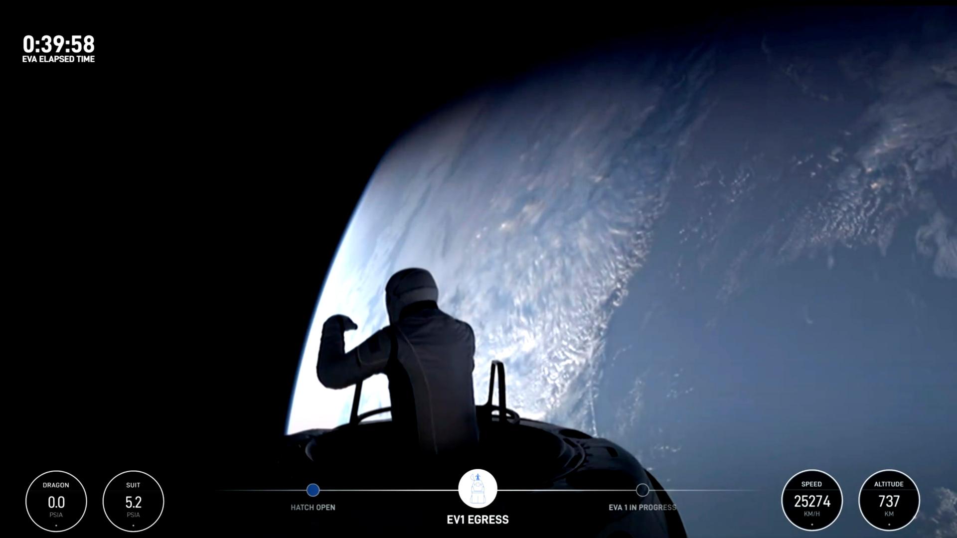 Dieses Bild aus einem SpaceX-Video zeigt den Beginn des ersten privaten Weltraumspaziergangs unter der Leitung des Tech-Milliardärs Jared Isaacman am Donnerstag, 12. September 2024. 