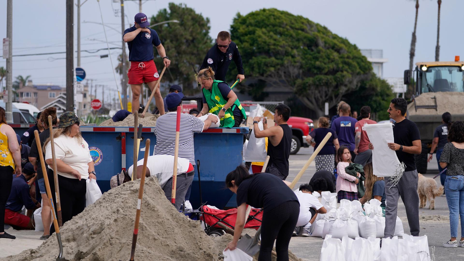 Im kalifornischen Long Beach werden wegen des heranziehenden Hurrikans "Hilary" Sandsäcke gefüllt.