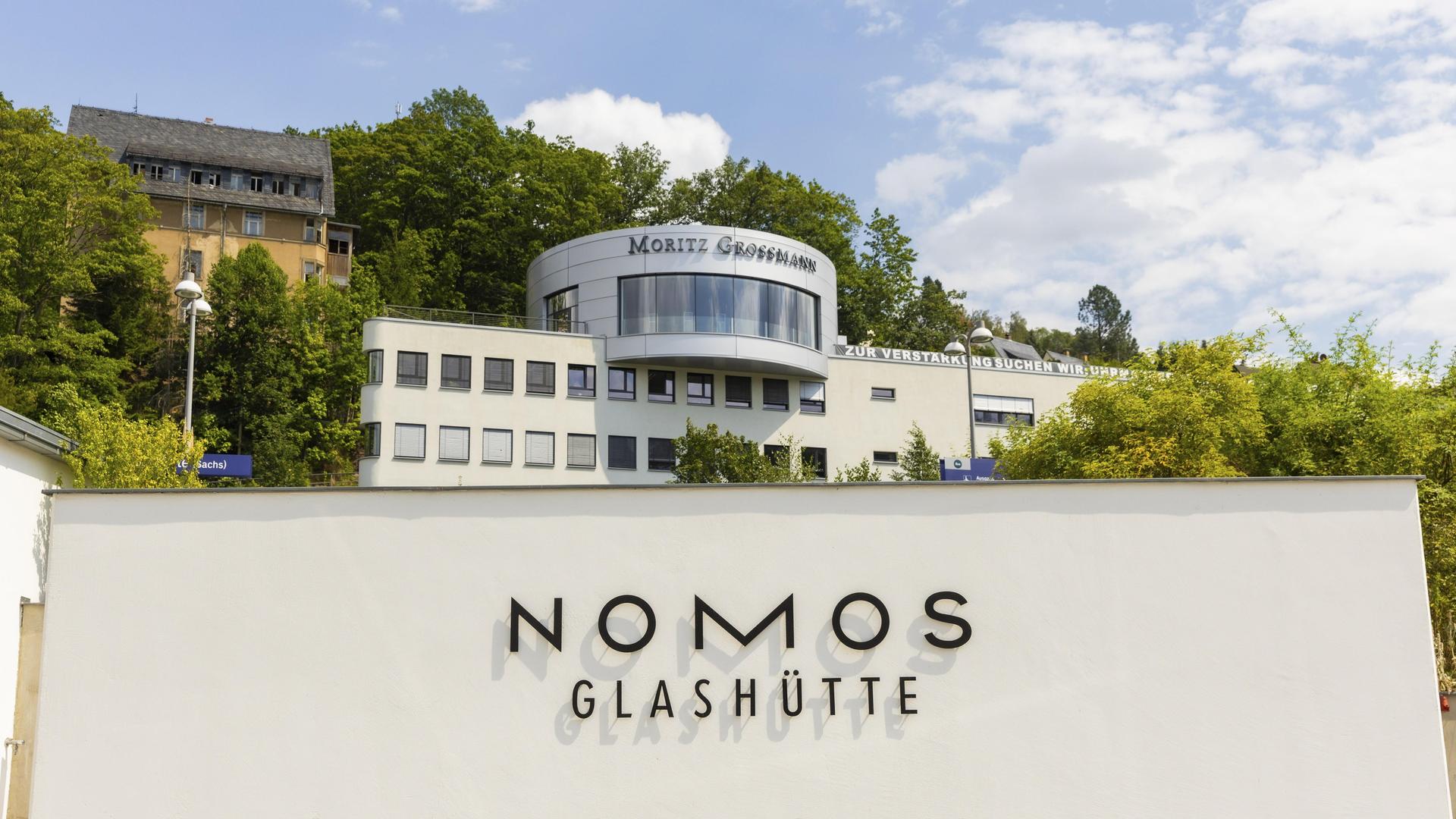 Untermehmenssitz von Nomos Glashütte, einer deutschen Uhrenmanufaktur aus Glashütte in Sachsen, die mechanische Armbanduhren herstellt und weltweit vertreibt.