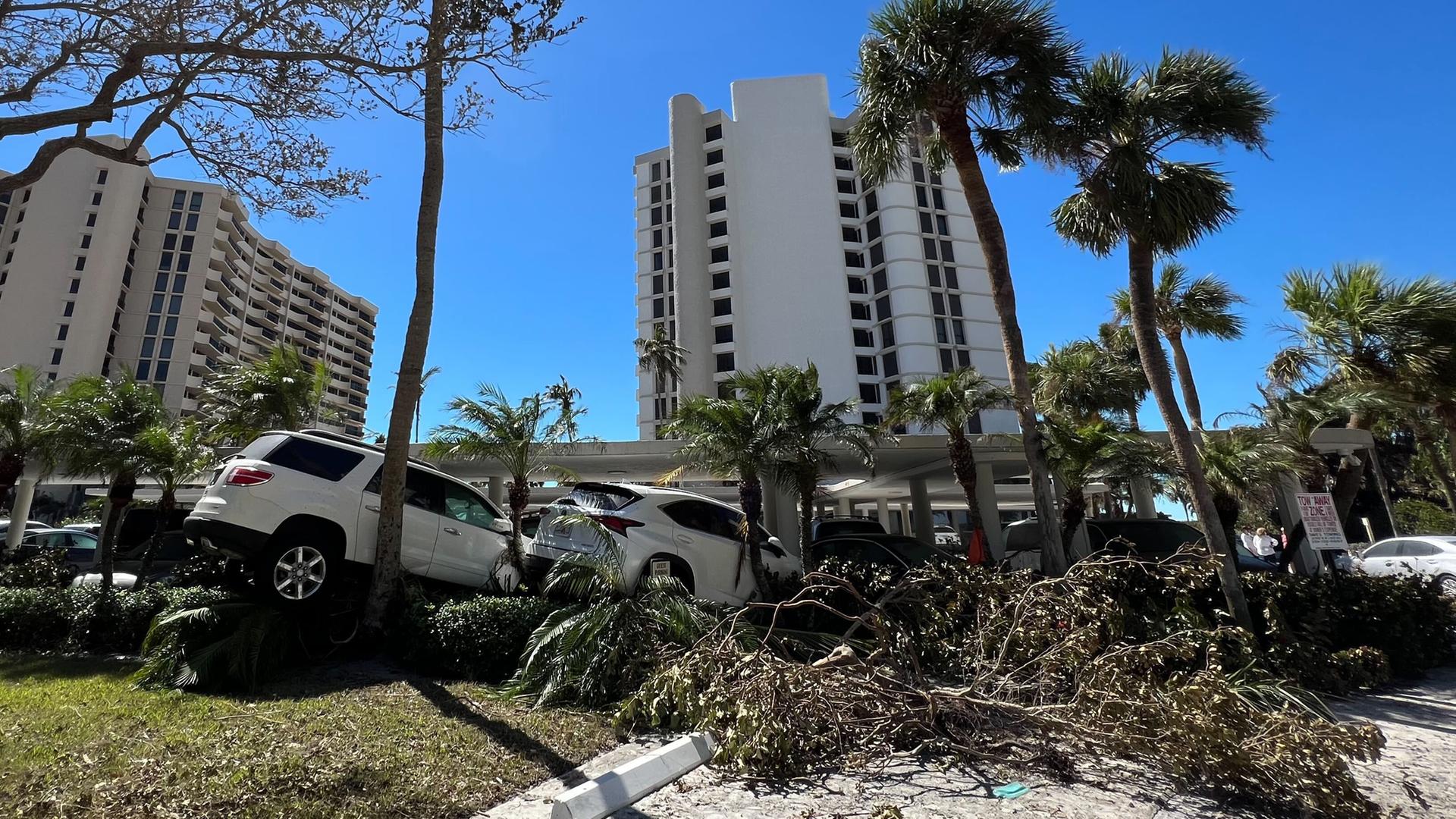 Zerstörungen durch Hurrikan "Ian" am noblen Gulf Shore Boulevard, in unmittelbarerer Nähe zum Strand. In Naples war Â«IanÂ» am Mittwoch als Hurrikan der Stufe vier mit rund 240 Kilometern pro Stunde auf Land getroffen. (zu dpa "Nach Hurrikan Â«IanÂ»: Chaos an Floridas Westküste")