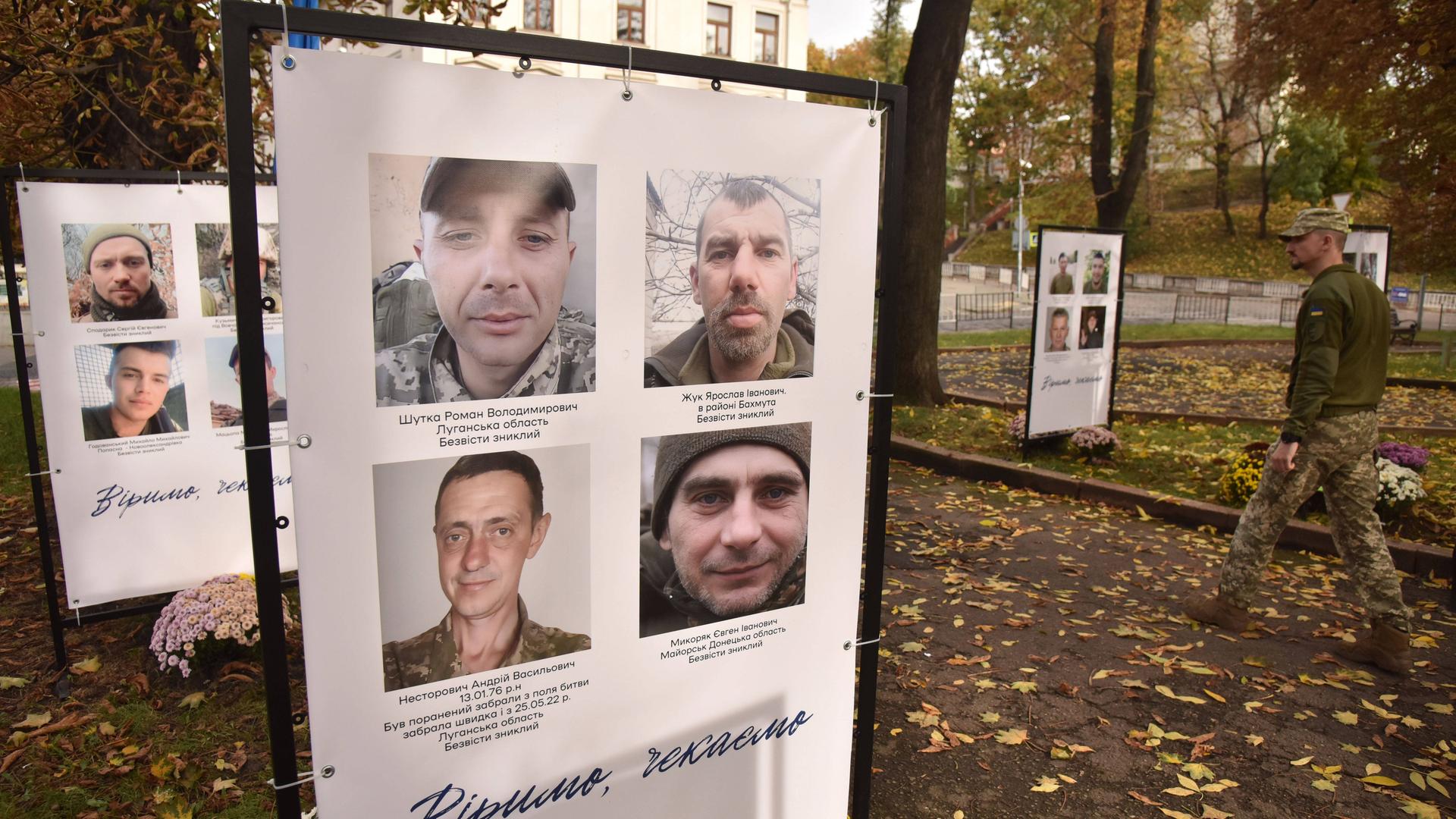 In einem Park im ukrainischen Lwiw sind Tafeln mit Fotos von vermissten Männern aufgestellt.
