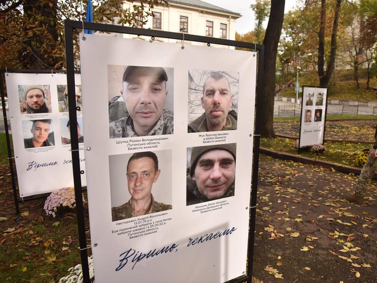 In einem Park im ukrainischen Lwiw sind Tafeln mit Fotos von vermissten Männern aufgestellt.