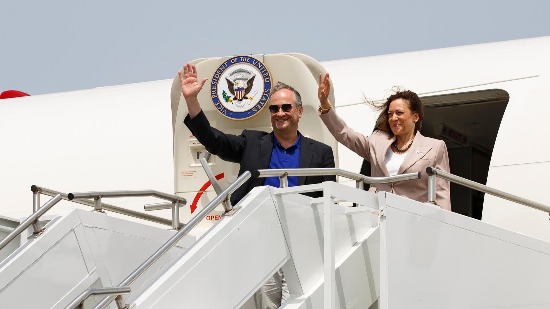 Ghana, Accra: Kamala Harris, Vizepräsidentin der USA, und ihr Ehemann Douglas Emhoff winken beim Abflug von Accra in Ghana nach Dar Es Salaam in Tansania. Ghana, Accra: Kamala Harris, Vizepräsidentin der USA, und ihr Ehemann Douglas Emhoff winken beim Abflug von Accra in Ghana nach Dar Es Salaam in Tansania.