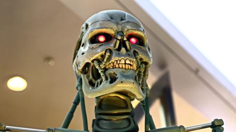 Schädel einer Terminator-Skulptur (T-800-Skelett) mit rotglühenden Augen