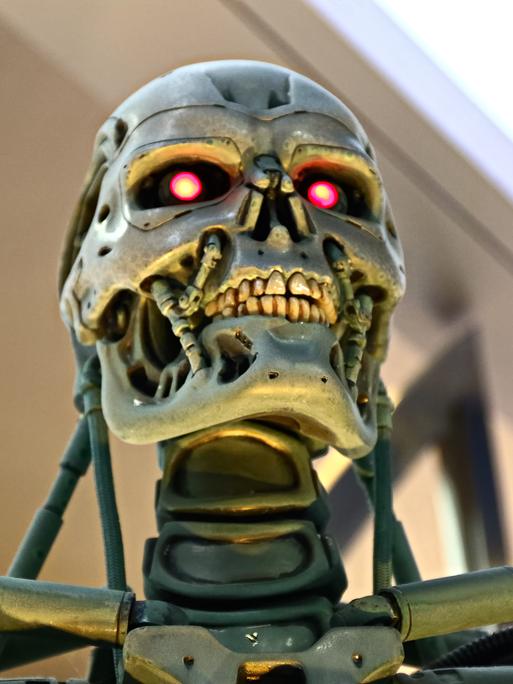 Schädel einer Terminator-Skulptur (T-800-Skelett) mit rotglühenden Augen Schädel einer Terminator-Skulptur (T-800-Skelett) mit rotglühenden Augen