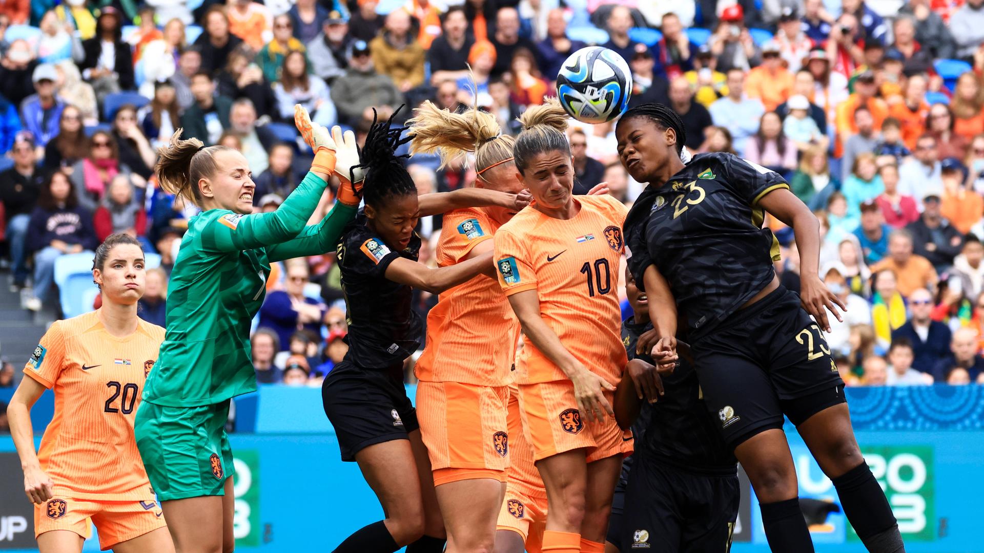Zu sehen ist eine Spielszene bei der Fußball-WM der Frauen: im Achtelfinale treten die Niederlande gegen Südafrika an.