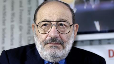 Porträtaufnahme des italienischen Bestsellerautors Umberto Eco 2007 auf der Frankfurter Buchmesse