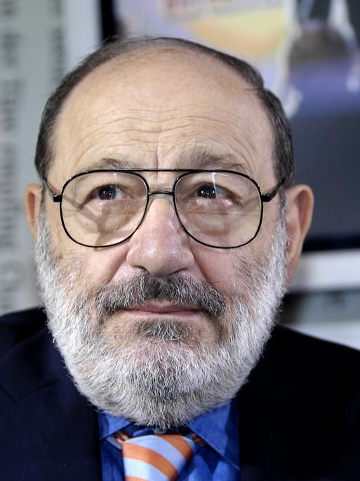 Porträtaufnahme des italienischen Bestsellerautors Umberto Eco 2007 auf der Frankfurter Buchmesse