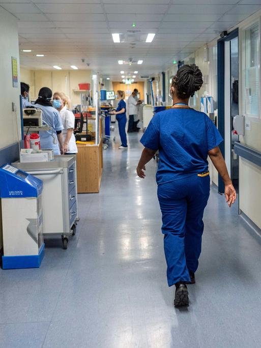 Ein Flur mit Krankenhauspersonal in England. 