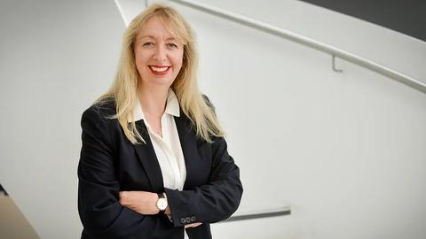 Wirtschaftshistorikerin Stefanie van de Kerkhof im Businessanzug