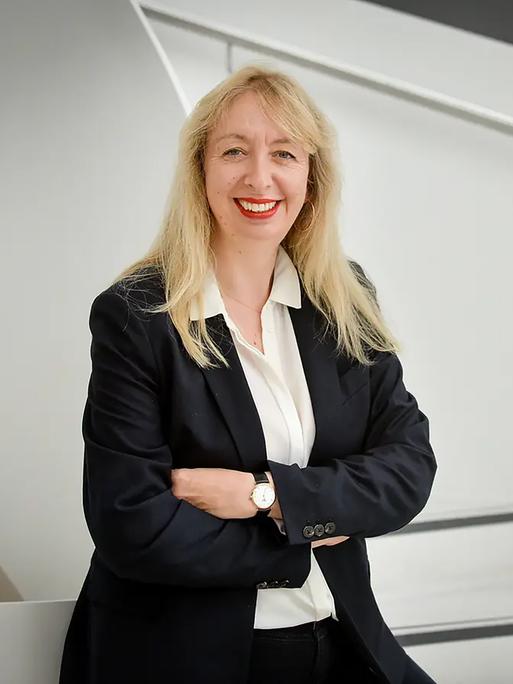 Wirtschaftshistorikerin Stefanie van de Kerkhof im Businessanzug