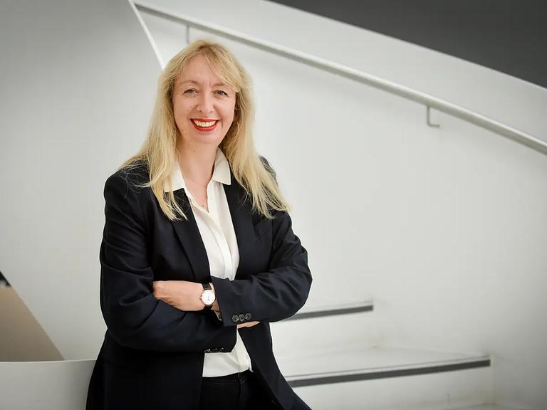 Wirtschaftshistorikerin Stefanie van de Kerkhof im Businessanzug