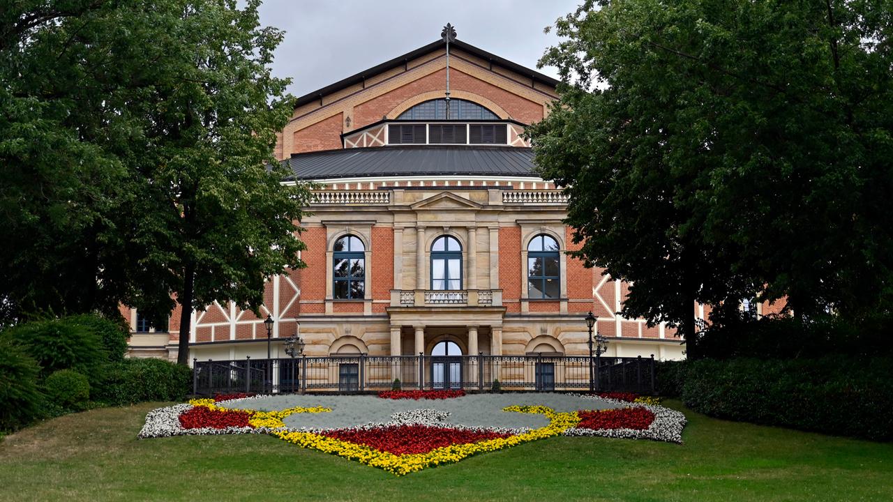Blick auf das Festspielhaus in Bayreuth