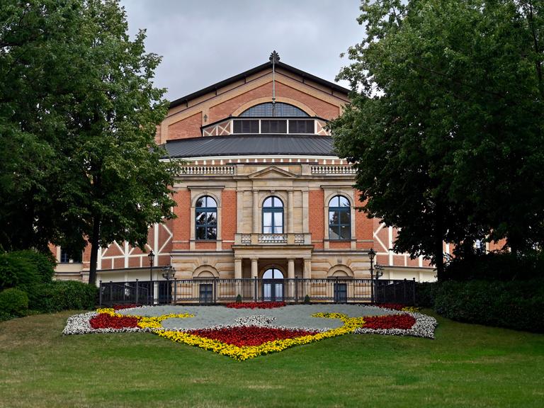 Blick auf das Festspielhaus in Bayreuth
