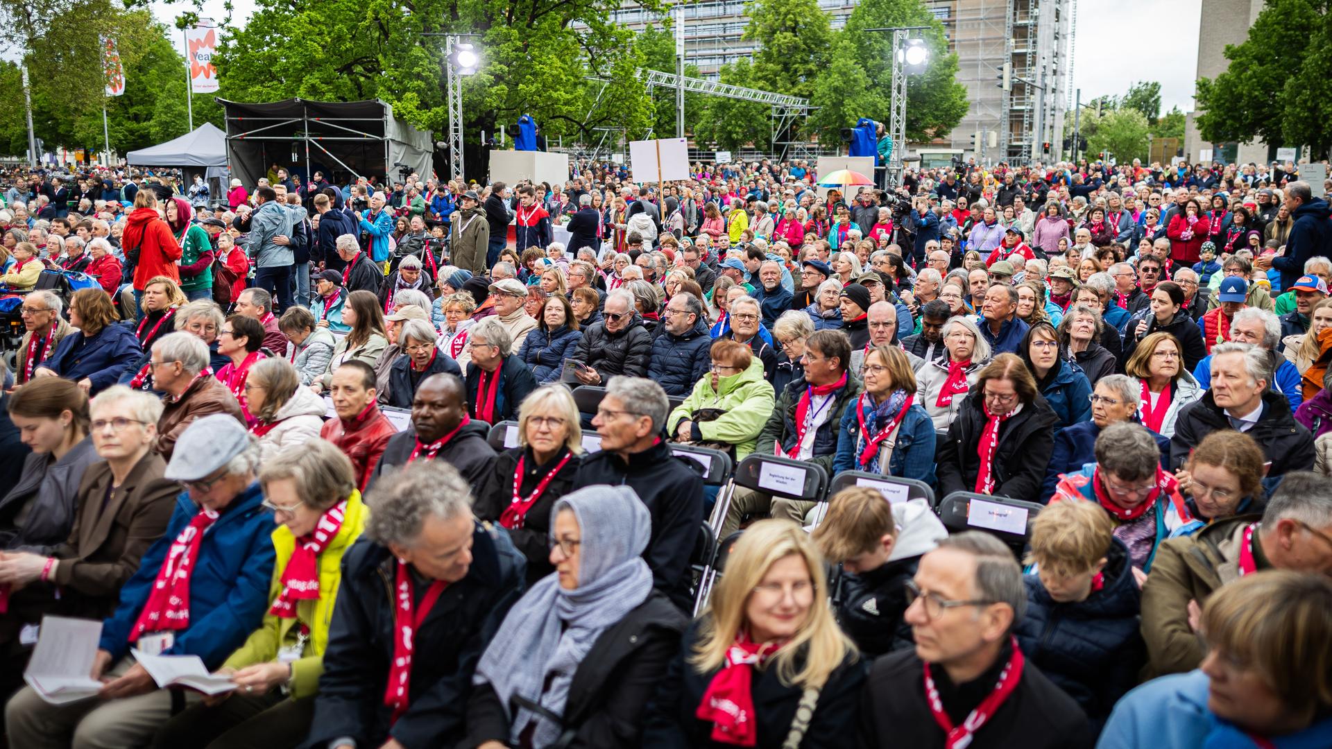 Besucher warten auf den Beginn des Schlussgottesdienstes des Deutschen Evangelischen Kirchentages. Besucher warten auf den Beginn des Schlussgottesdienstes des Deutschen Evangelischen Kirchentages.