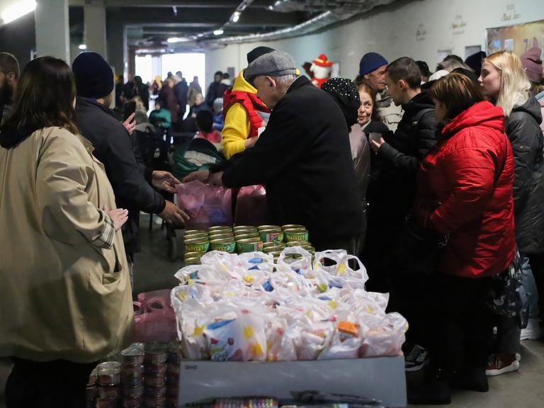 Ausgabe von Lebensmittelpaketen an Menschen in Odessa (Ukraine) durch die Stiftung Trimai Ausgabe von Lebensmittelpaketen an Menschen in Odessa (Ukraine) durch die Stiftung Trimai
