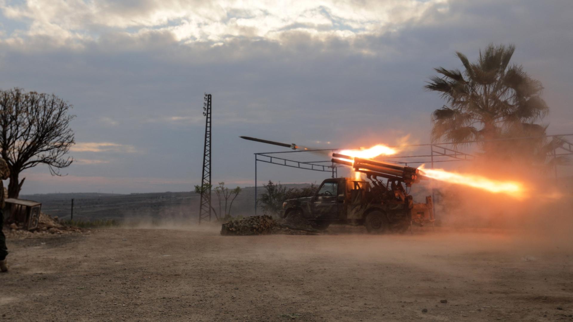 Eine Rakete wird in der Nähe der syrischen Stadt Hama abgeschossen.