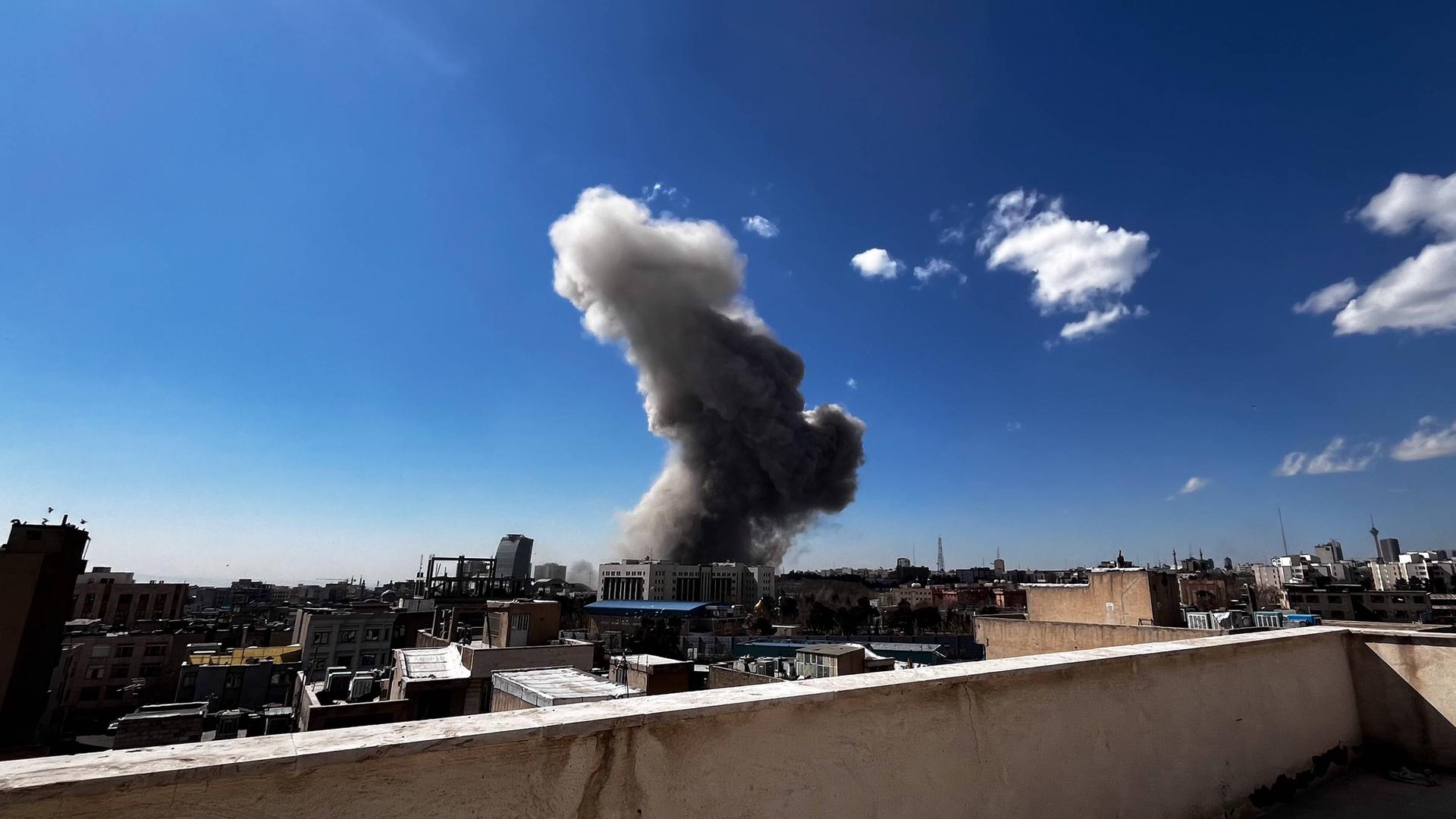 Das Foto zeigt Teheran aus der Ferne, es steigt eine dichte Rauchwolke über der Stadt auf.