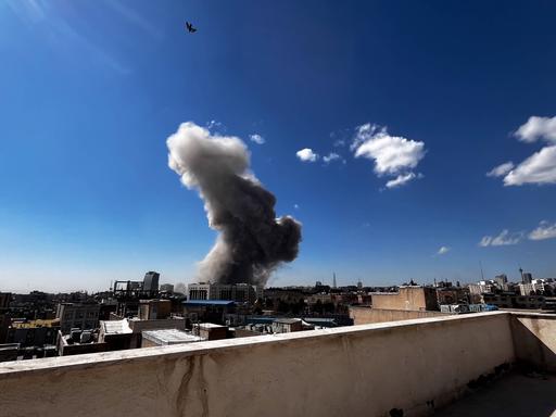 Das Foto zeigt Teheran aus der Ferne, es steigt eine dichte Rauchwolke über der Stadt auf.