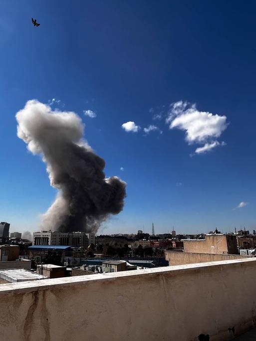 Das Foto zeigt Teheran aus der Ferne, es steigt eine dichte Rauchwolke über der Stadt auf.