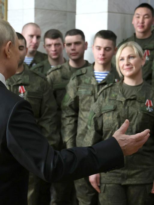 Russlands Präsident Wladimir Putin bei einer Ansprache mit Soldatinnen und Soldaten am 31.12.2022
