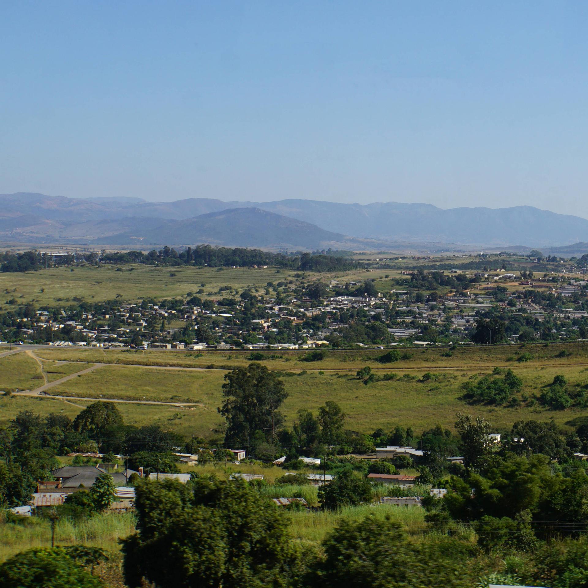 Blick auf Landschaft und Lebombo-Berge im Königreich Eswatini, die namensgebend für den transnationalen Park zwischen Südafrika, Mosambik und Eswatini (ehm. Swasiland) sind.