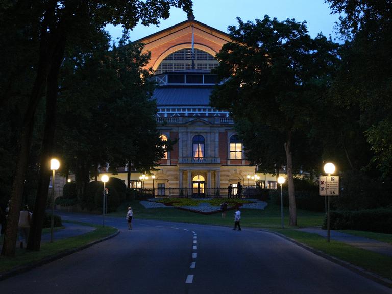 Das Bayreuther Festspielhaus bei Nacht.